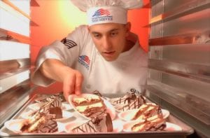 Jovem trabalhando em restaurante - Fonte Pexels
