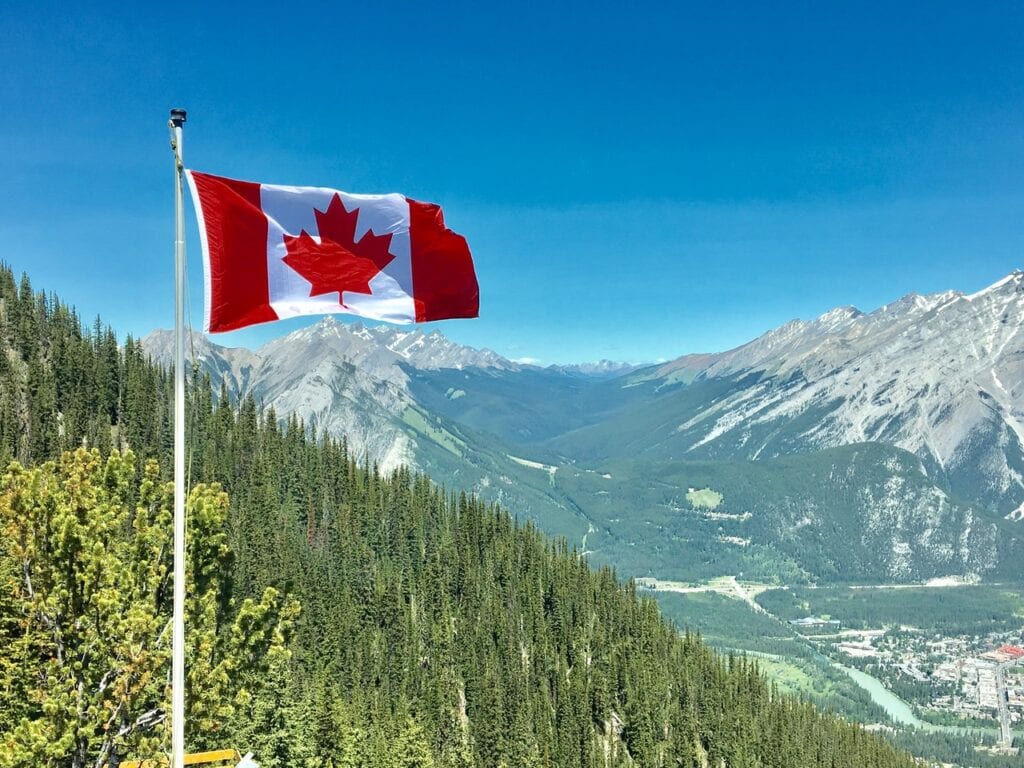 Bandeira e Paisagem do Canadá - Daniel Joseph Petty no Pexels